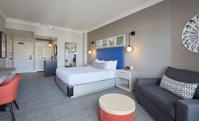 غرفة بسرير مزدوج بإطلالة لذوي الإعاقة، The Waterfront Beach Resort, a Hilton Hotel 1/4