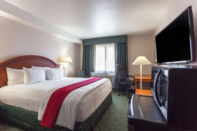 Deluxe, Studio, Suite, King Bed, Baymont By Wyndham Bellingham 6/10