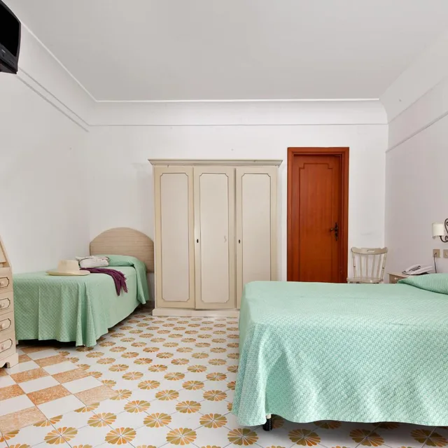 غرفة ثلاثية بإطلالة على المدينة، Hotel Vittoria Positano 3/5