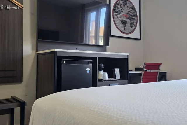 غرفة بسرير كوين، Ramada by Wyndham Brooklyn Empire Blvd 4/8