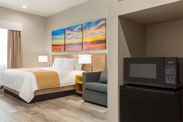 جناح بسرير كينج، Days Inn & Suites by Wyndham Greater Tomball 1/4