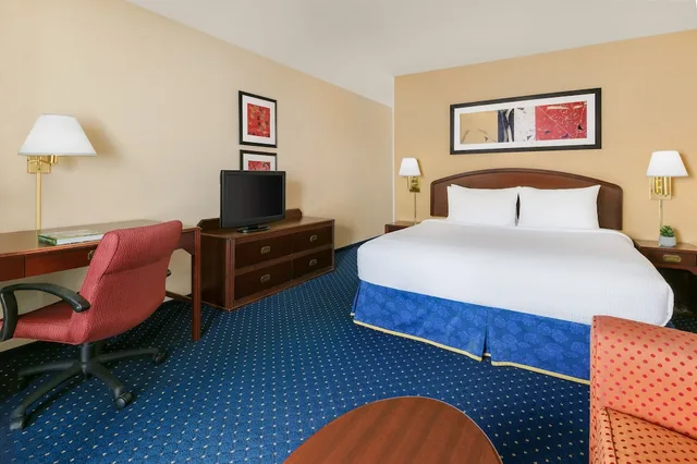 Room, King Bed, Sofa, Courtyard by Marriott Flint Grand Blanc 4/10