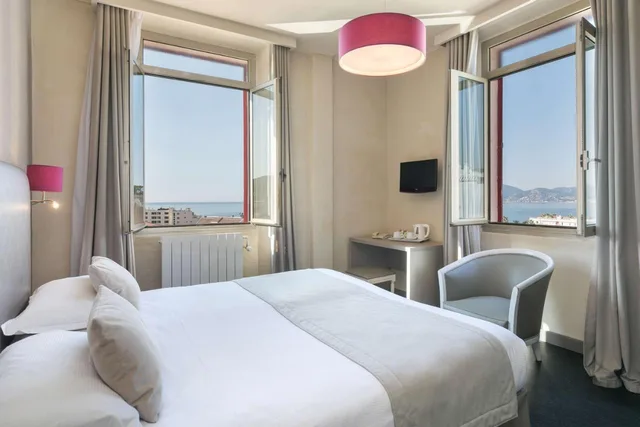 غرفة ديلوكس بسرير مزدوج أو سريرين منفصلين بإطلالة على البحر، Best Western Hotel des Orangers 2/8