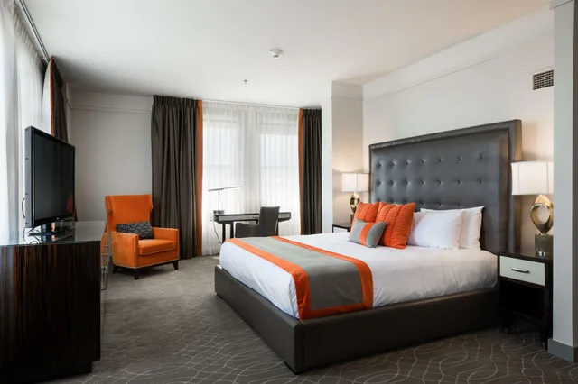 غرفة سوبيريور ركنية بسرير كينج، Colcord Hotel Oklahoma City, Curio Collection by Hilton 2/6