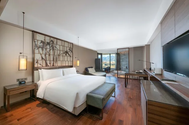 غرفة بريميوم بسرير كينج بإطلالة على الجبل بشرفة، Beijing Marriott Hotel Changping 3/10