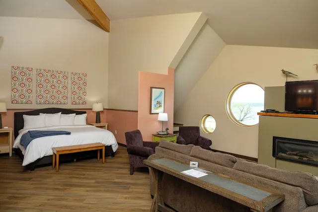 Design, Suite, King Bed, 2 Murphy Beds, with View، Blue Wave Inn 5/6