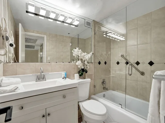 شقة سكنية بسريرين منفصلين وسرير كينج بإطلالة على البحر مع أريكة في طابق مرتفع، The Alexander All Suite Oceanfront Resort 2/2