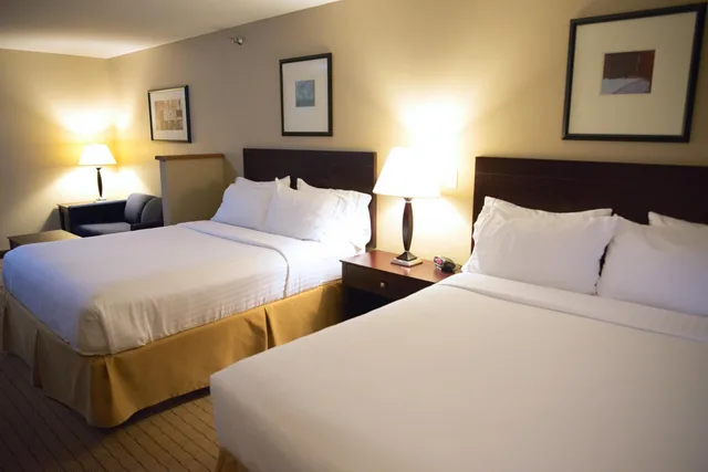 غرفة قياسية بسريرين كوين بحوض استحمام لذوي الإعاقة، Holiday Inn Express Devils Lake 4/10