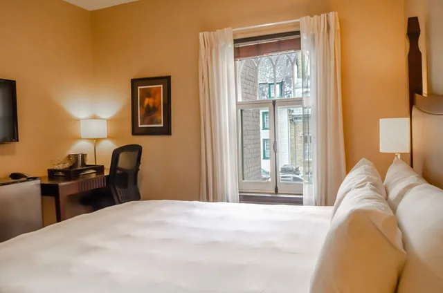 غرفة تنفيذية بسرير كينج، Chateau Bellevue Hotel 1/8