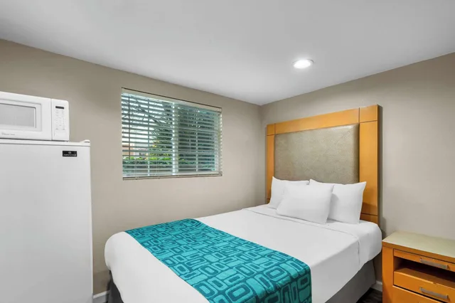 Business, Multiple Beds, Partial Ocean View، Howard Johnson By Wyndham Santa Cruz Beach Boardwalk 1/3