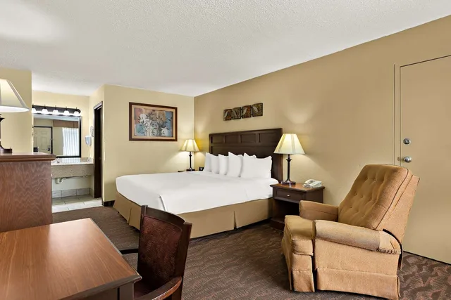 غرفة بسرير كينج لذوي الإعاقة، Best Western Center Pointe Inn 2/3