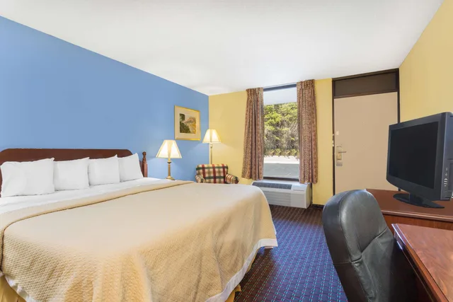 Studio, Suite, King Bed, Days Inn by Wyndham Mocksville 1/1