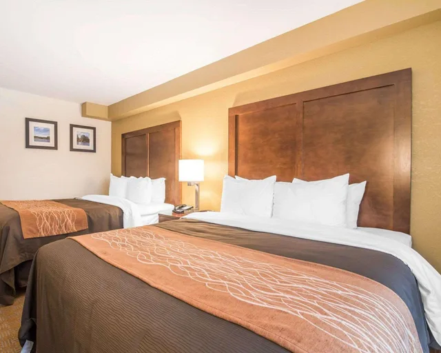 غرفة رباعية بسريرين كوين، Comfort Inn & Suites Brattleboro I-91 2/3