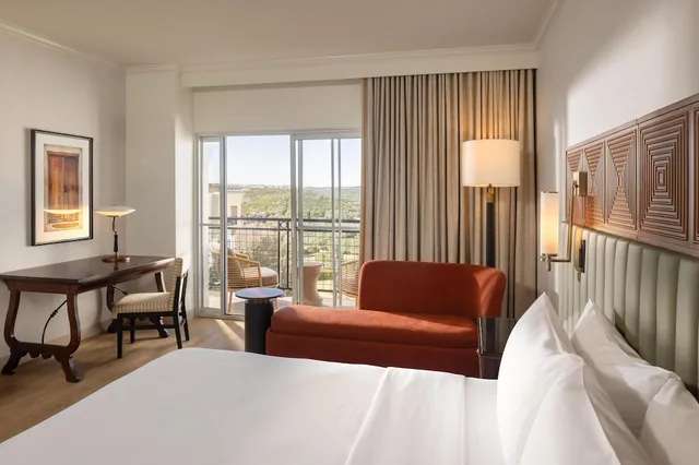 King Bed, 21 and Upper، Signia by Hilton La Cantera Resort & Spa 2/4