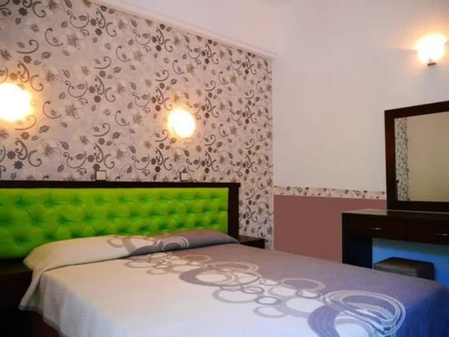 غرفة قياسية بسرير مزدوج بإطلالة على الجبل مع أريكة، Blue Bay Beach Hotel 2/3