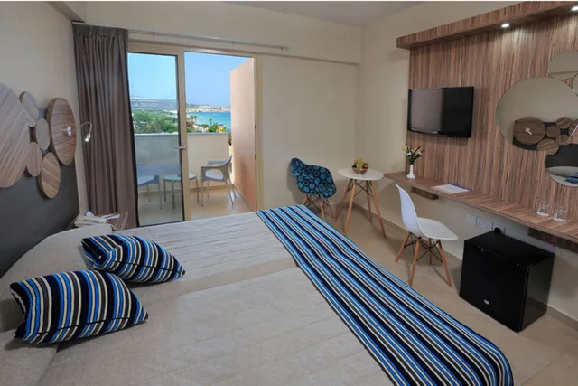 غرفة بسرير مزدوج أو سريرين منفصلين بإطلالة على البحر، Nelia Beach Hotel & Spa 1/3