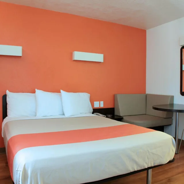 1 Full Bed ADA/RI Shower/Micfridge، Motel6 Scottsdale, AZ - Old town Scottsdale/Fashion Square 1/10