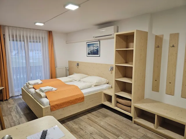 غرفة رباعية بسرير كينج وسريرين منفصلين بإطلالة على الجبل بشرفة، Hotel Gasperin 5/10