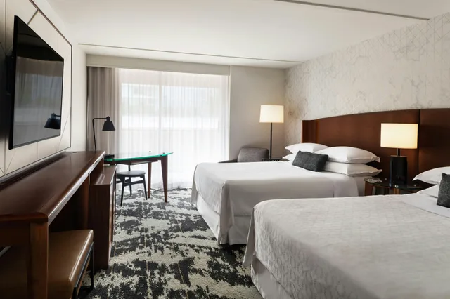 غرفة بسريرين كوين، SHERATON VANCOUVER AIRPORT HOTEL 1/2