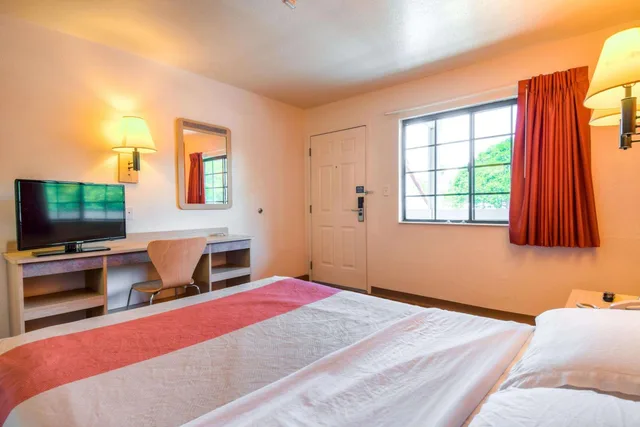 غرفة بسرير كوين، Motel6 Pomona, CA - Los Angeles 2/10