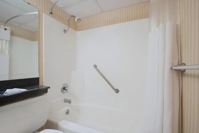 Efficiency, Suite, King Bed، The Eddie Hotel Gillette 2/2