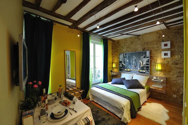 Studio, Double Bed, Street View، Les Patios Du Marais 1/2
