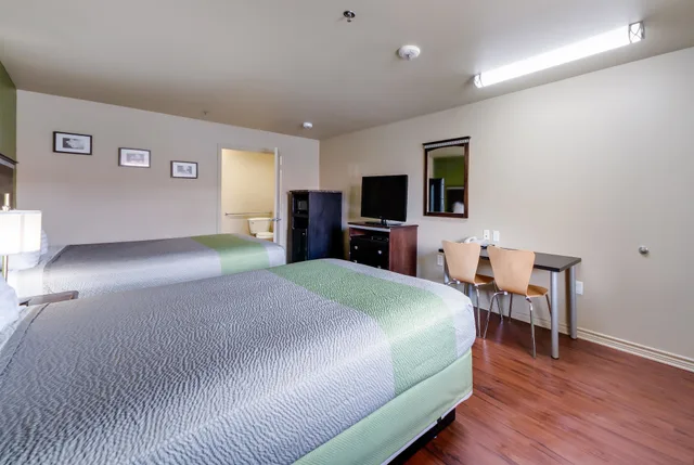 2 Bedrooms, Comfort, 2 Queen Beds, Motel 6 Floresville Tx 2/6