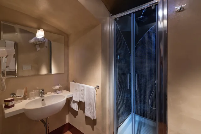 غرفة ديلوكس بسريرين منفصلين بإطلالة على المدينة بحوض استحمام، Palazzo Ferraioli 10/10