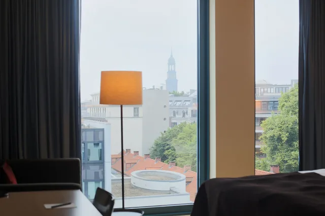 غرفة سوبيريور بسرير كينج وسريرين منفصلين، Scandic Hamburg Emporio 7/9