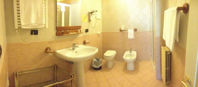 غرفة عائلية بسرير كينج وسريرين منفصلين، Hotel Posta 4/4
