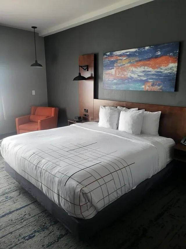غرفة بسرير كينج، La Quinta Inn & Suites by Wyndham Louisville East 4/7