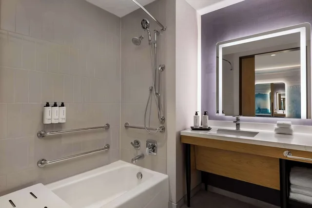 غرفة بسرير كينج بحوض استحمام، Tempo by Hilton Louisville Downtown NuLu 4/4