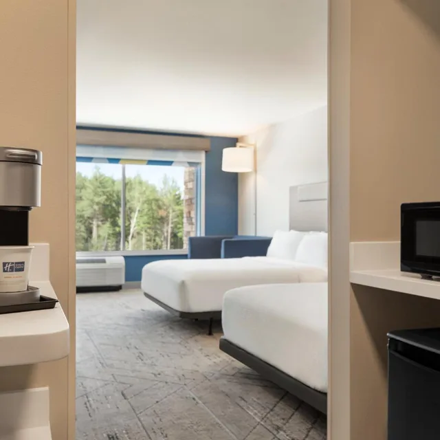 غرفة بسرير كينج وسريرين كوين لذوي الإعاقة، Holiday Inn Express & Suites Rhinelander, an IHG Hotel 2/5