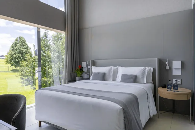 Luxury Double Room 1 King Bed، Suryaa Hotel Pinhais, Curio Collection by Hilton 3/7