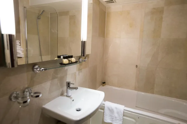 Standard, Twin Beds, The Cheshire Hotel 3/3