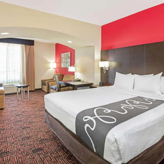 غرفة تنفيذية بسرير كينج، La Quinta Inn & Suites by Wyndham Elk City 1/4