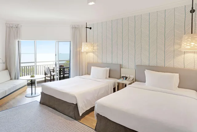 غرفة ديلوكس بسريرين منفصلين بإطلالة على البحر، Shangri La the Marina Cairns 1/5