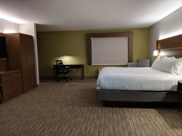 Executive, Suite, King Bed, Holiday Inn Express & Suites Claypool Hill (Richlands Area) 1/1