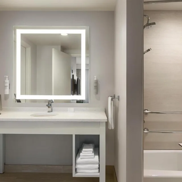 Suite, King Bed, Gulf View, Balcony, Bathtub, Accessible، Embassy Suites by Hilton Panama City Beach Resort 2/2