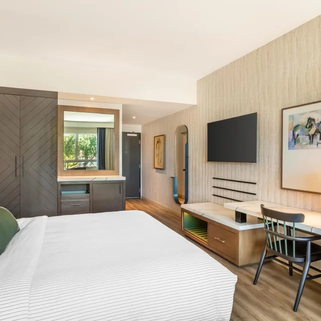 Superior, King Bed, Pool View, Cambria Hotel Templeton - Paso Robles 2/5
