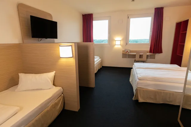 غرفة عائلية بسرير مزدوج وسريرين منفصلين، B B Hotel Frankfurt Airport 2/6