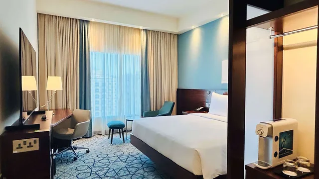 غرفة بسرير كوين مع أريكة للمدخنين، Hampton By Hilton Dubai Al Barsha 4/4