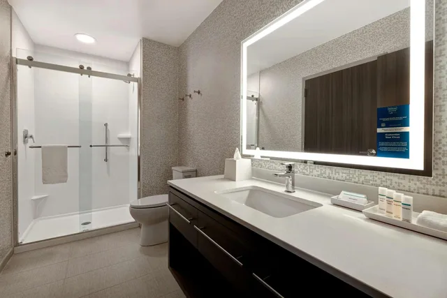 جناح بسرير كوين بغرفة نوم واحدة مع أريكة، Home2 Suites Lincolnshire Chicago 4/5
