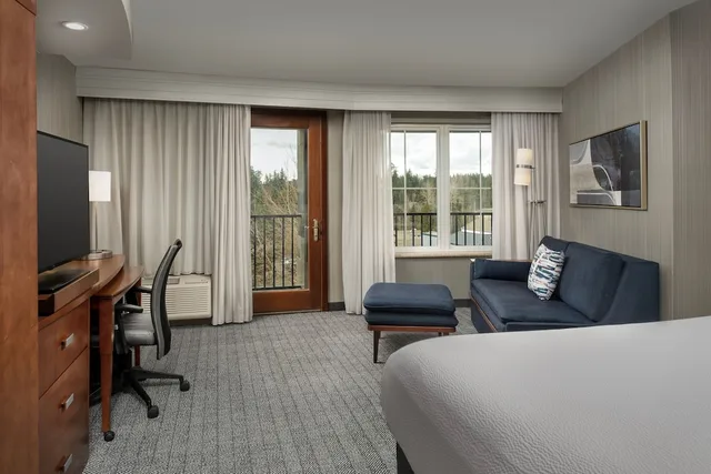 غرفة بسرير كينج مع أريكة، Courtyard Seattle Kirkland 3/8
