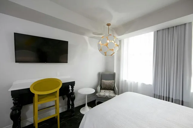 Guest Room, Deluxe, Queen Bed, Street View, Corner, Elyton Hotel, Autograph Collection 1/1