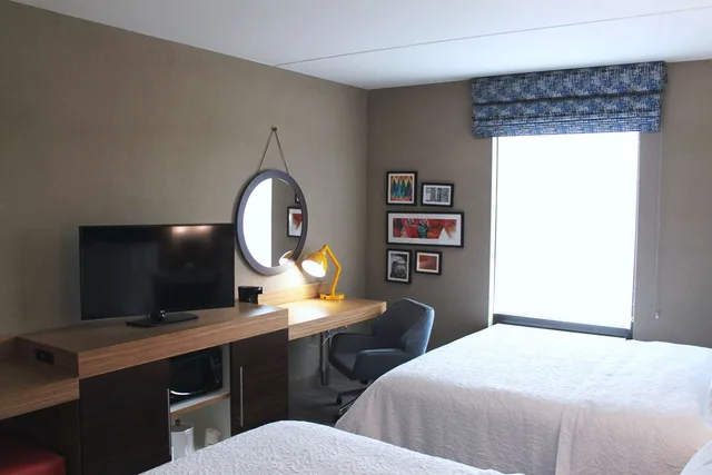غرفة بسريرين كوين بحوض استحمام لذوي الإعاقة، Hampton Inn Forsyth Ga 2/4