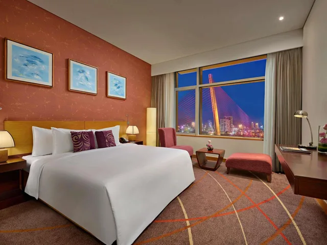 Superior, Queen Bed, Rainbow Bridge and River View, Grand Mercure Danang 3/4