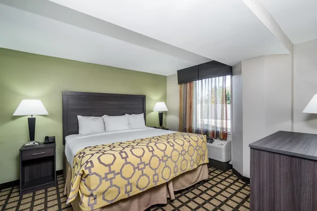 غرفة بزنس بسرير كينج لذوي الإعاقة، Baymont By Wyndham Clarksville 3/4