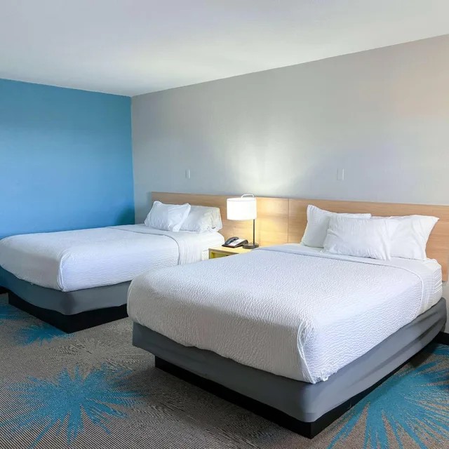 غرفة بسريرين كوين بحوض استحمام لذوي الإعاقة، Days Inn & Suites by Wyndham Santa Rosa 1/6