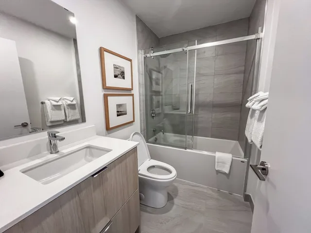 1 Bedroom, Suite, Queen Bed, Golf Course View, Den، Muskoka Bay Resort 1/1